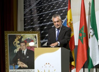 José Antonio Griñán, ayer, en la exposición de Andalucía en Casablanca.