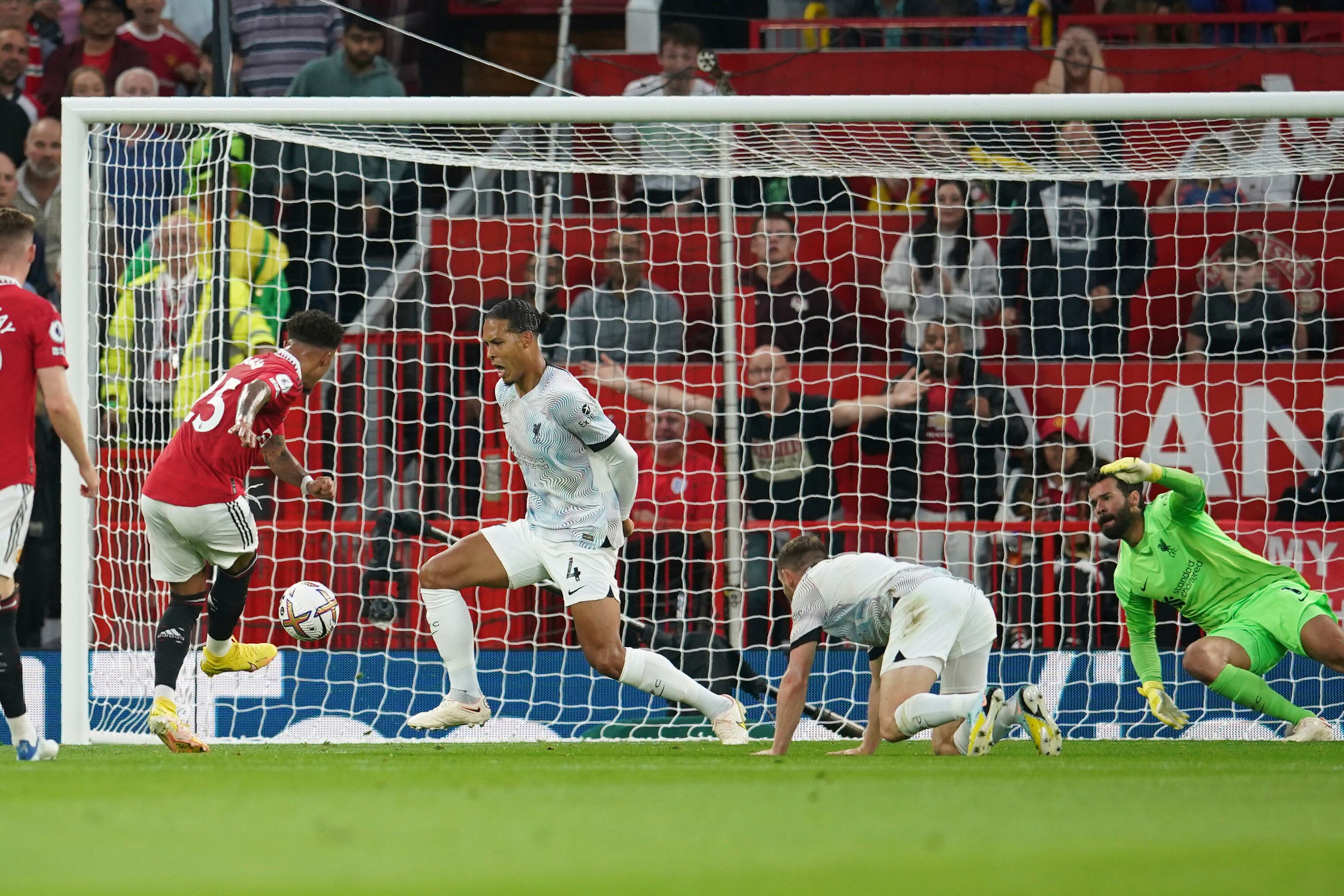 Jadon Sancho marca el primer gol del partido entre el Manchester United y el Liverpool este lunes en Old Trafford.