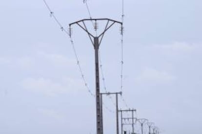 Vista de unas torres del tendido eléctrico .EFE/Archivo