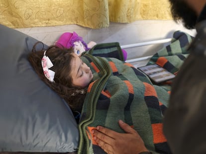 Una niña siria de nueve años rescatada de las ruinas de su casa en el noroeste de Siria, descansa en una cama de hospital en la localidad de Idlib, el 17 de febrero de 2023