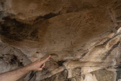 El municipio de Arecibo, en la costa norte de Puerto Rico, alberga un lugar que, se cree, tiene el mayor número de petroglifos taínos de la isla. Se trata de la Cueva del Indio, una zona con un gran atractivo turístico, ya que la cueva está parcialmente dentro del mar. 