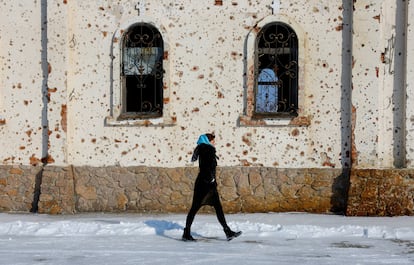 Una mujer caminaba el martes junto a un convento dañado por la artillería en la ciudad de Donetsk.