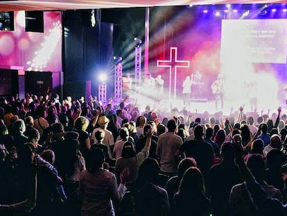 Entramos en la iglesia que monta fiestas en una discoteca de Barcelona y ha cautivado a Justin Bieber
