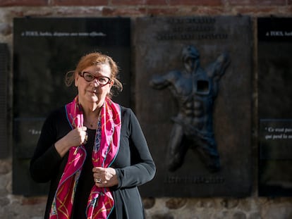 24/03/2021 Suzy Simon-Nicaise, presidenta del Círculo Algerianista de Perpiñán frente al "Mur des Disparus" (Muro de los Desaparecidos) en el Convento de Santa Clara de Perpiñán /Toni Ferragut
  