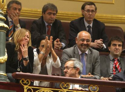 Los peneuvistas Iñigo Urkullu, Joseba Aurrekoetxea y Ricardo Gatzagaetxebarria. Abajo, los socialistas Miren Gallastegui, Rafaela Romero y José Antonio Pastor, con Gorka Maneiro (UPyD), el consejero Carlos Aguirre y el diputado general de Vizcaya, José Luis Bilbao.