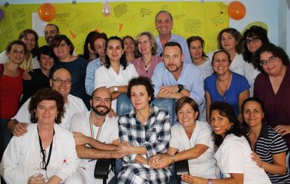 Teresa Romero (first row, center) pictured with her husband and her medical team at Carlos III.