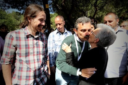 El candidato de Podemos a la Comunidad de Madrid, José Manuel López besa a una seguidora en presencia del líder del partido, Pablo Iglesias.