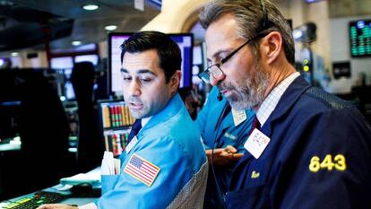 Corredores de bolsa trabajan en la Bolsa de Nueva York (EE.UU.).