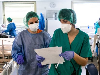 Dos trabajadoras del hospital Gregorio Marañón el pasado mes de abril, durante la crisis del coronavirus. 