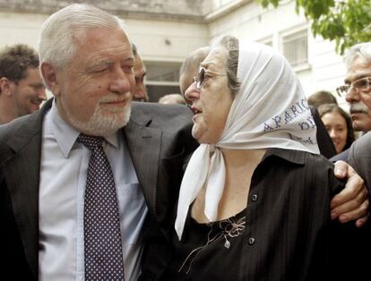 Duhalde con la presidenta de Madres de Plaza de Mayo en 2006