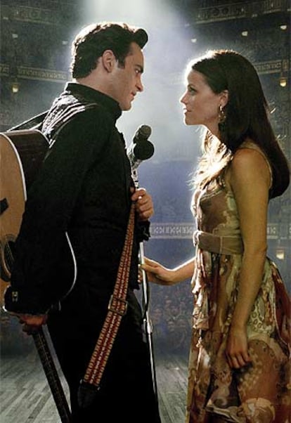 Joaquin Phoenix y Reese Whitherspoon, en <i>En la cuerda floja</i>.