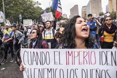 Jóvenes manifestantes marchan en Bogotá.
