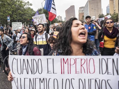 Jóvenes manifestantes marchan en Bogotá.