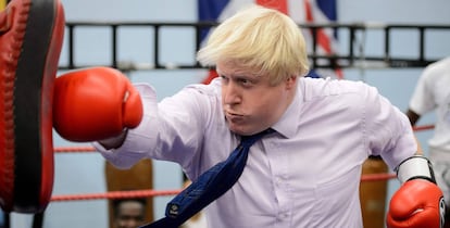 Boris Johnson, como prefeito de Londres, em uma academia de boxe, em 2008.