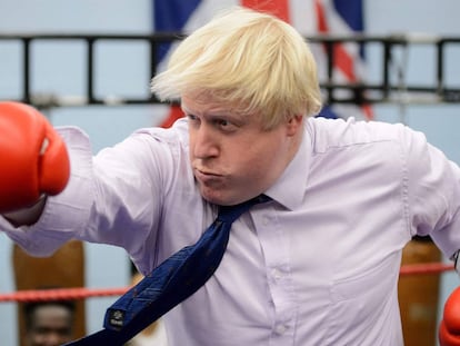 Boris Johnson, como prefeito de Londres, em uma academia de boxe, em 2008.