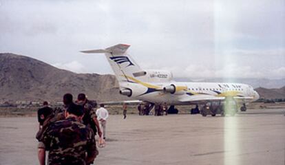 Varios militares españoles se disponen a embarcar en el Yak-42 de la compañía ucrania UM Air en el aeropuerto de Kabul, horas antes del accidente. La foto está parcialmente velada.