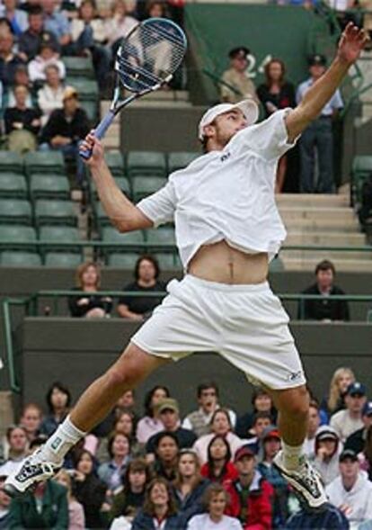 Un saque espectacular del estadounidense Andy Roddick.
