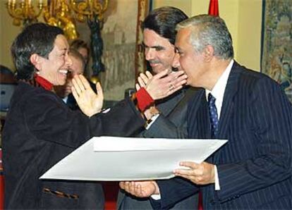 Javier Arenas entrega a Ezozi Leturiondo, viuda de Mario Onaindia, la medalla de la Orden del Mérito Constitucional a título póstumo.