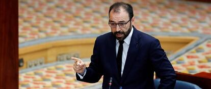 Manuel Giménez, consejero de Economía, Empleo y Competitividad durante una intervención en el pleno de la Asamblea de Madrid.