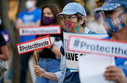 Manifestantes protestan este miércoles en San Antonio, un día después de las elecciones presidenciales en EE UU.