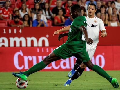 Ben Yedder intenta superar a Mbodj, del Zalgiris.