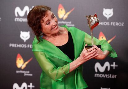 La actriz Verónica Forqué posa con el 'Premio Honorífico'.