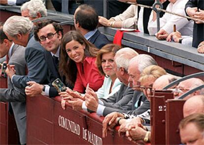 Alejandro Agag, Ana Aznar y Ana Botella, durante una corrida de toros de la última Feria de San Isidro. PLANO GENERAL - ESCENA