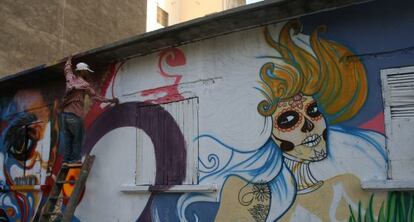 El grafitero y artista urbano Deep Dakar decorando el barrio de Medina.