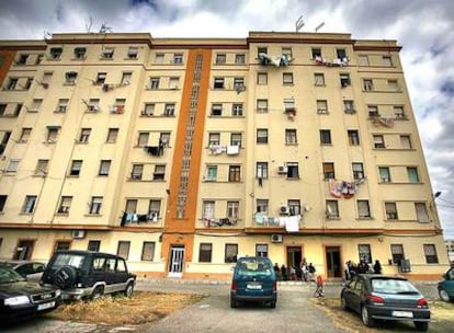 Edificio de El Cabanyal donde viven muchas familias en peligro de exclusión social.