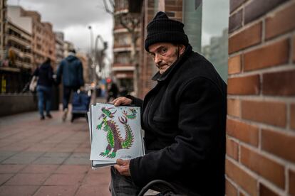 Alberto Torres enseña los dibujos que vende en Instagram justo a la salida del metro de Palos de la Frontera en el madrileño barrio de Arganzuela.