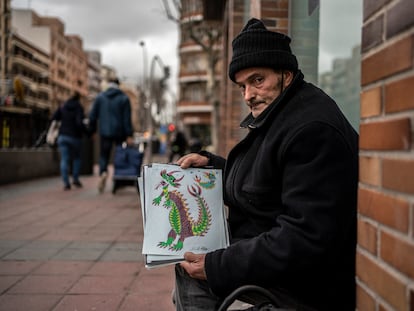 Alberto Torres enseña los dibujos que vende en Instagram justo a la salida del metro de Palos de la Frontera en el madrileño barrio de Arganzuela.