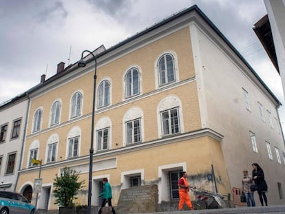 Imagen del edificio en el que nació Adolf Hitler en Braunau am Inn, al oeste de Austria.