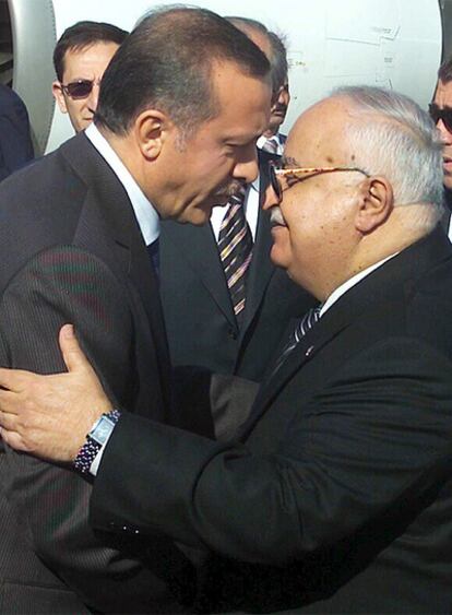 Recep Tayyip Erdogan (izquierda) es recibido ayer en Damasco por el primer ministro sirio, Mohamed Naji Otari