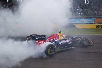 El piloto australiano de Fórmula 1 Mark Webber derrapa con su monoplaza de la escudería Red Bull durante el festival 'Top Gear' en el Motorsport Park, en Sídney.