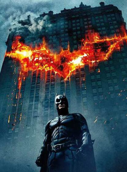 Christian Bale interpreta al Caballero Oscuro, el nuevo Batman.