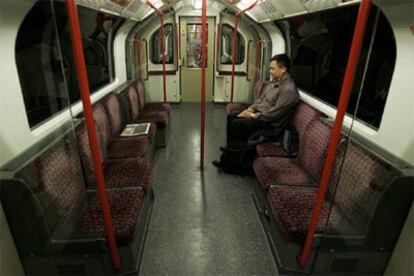 Imagen de un vagón de metro de la Central Line londinense con un solo pasajero esta mañana.