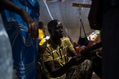 Un auxiliar sanitario mide el brazo de un niño antes de una consulta en la clínica de MSF en Juba.
