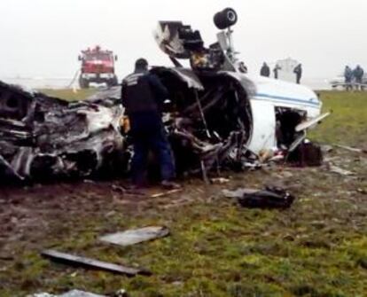 Los restos del avión accidentado, en el aeropuerto de Moscú