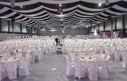 Preparativos en el Palacio de Congresos de Sevilla para el convite del sábado, en el que Castillejo celebrará sus 50 años como sacerdote.