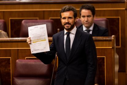 El líder del PP, Pablo Casado, durante una discusión en el Congreso de los Diputados sobre la prórroga del estado de alarma en junio de este año.