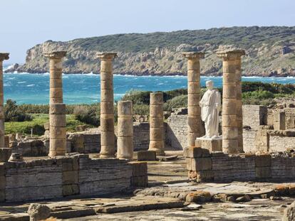 Ruinas romanas de Baelo Claudia, junto a la playa de Bolonia, al fondo, en Tarifa (C&aacute;diz). 