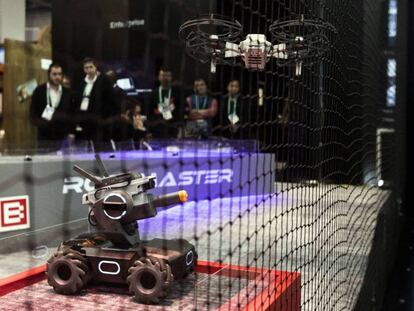 Un drone Mavic Mini, de la empresa DJI, vuela sobre un RoboMaster S1 durante la feria de electrónica de consumo CES celebrada en Las Vegas entre el 7 y el 10 de enero. 