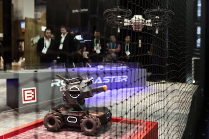 Un drone Mavic Mini, de la empresa DJI, vuela sobre un RoboMaster S1 durante la feria de electrónica de consumo CES celebrada en Las Vegas entre el 7 y el 10 de enero. 