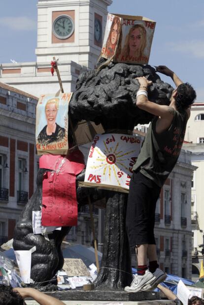 Un joven coloca carteles en Sol.