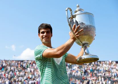 El tenista español Carlos Alcaraz alza el trofeo tras ganar a De Miñaur. 