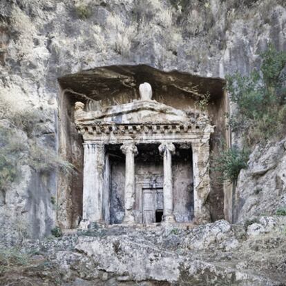 Una de las tumbas licias talladas en la pared a la entrada de la antigua Caunos.