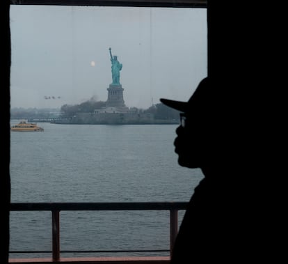 El ferri de Staten Island a su paso por la Estatua de la Libertad, en Nueva York, en una foto de 2016. 