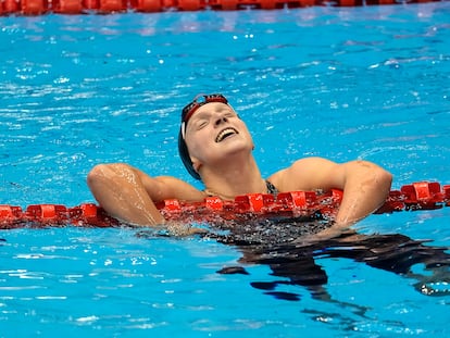 Katie Ledecky se aferra a la corchera tras imponerse en la final de 800 del Mundial de Fukuoka, este sábado.