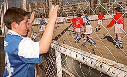 Jean Araya observaba el sábado 10 de febrero a sus compañeros desde fuera del campo.