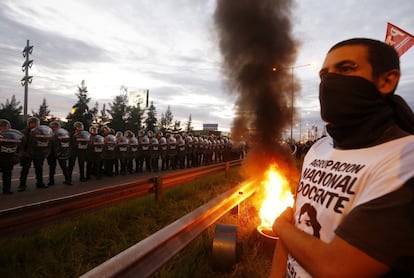 Un manifestante frente a un cordón policial en Buenos Aires durante la jornada de huelga general en Argentina.